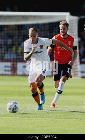 Kamil Grosicki de Hull City (à gauche) et Andrew Shinnie de Luton Town (à droite) lors du match de championnat EFL de Sky Bet au stade Kenilworth Road, Luton. Banque D'Images