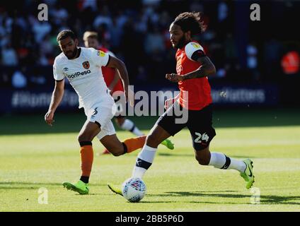 Izzy Brown de Luton Town (à droite) et Kevin Stewart de Hull City (à gauche) Banque D'Images