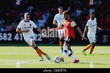 Andrew Shinnie (à droite) et Jackson Irvine (à gauche) de la ville de Luton Banque D'Images