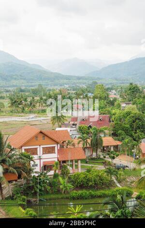 Du point de vue de Wat Praa que le temple de Beng Sahat ouvre une belle vue sur les rizières, les maisons de fermiers et les montagnes Banque D'Images