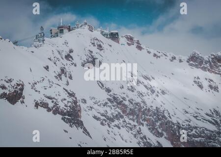 Le sommet le plus élevé d'Allemagne, Zugspitze. Le Zugspitze est la plus haute montagne d'Allemagne et 2962 m au-dessus du niveau de la mer. Nous pouvons voir 360 degrés panorama A Banque D'Images
