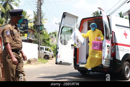 Kaluthara, Sri Lanka. 30 mars 2020. Le policier Sri-lankais portant un masque facial est gardien à Atulugama, au Sri Lanka, le 30 mars 2020, après la ville, a été scellé par les autorités sanitaires suite à des craintes qu'il pourrait s'agir d'un groupe d'infections COVID-19 après deux cas positifs. Le Sri Lanka est actuellement sous un couvre-feu indéfini pour empêcher la propagation du virus qui a déjà infecté 122 personnes. (Photo de Saman Abesiriwardana/Pacific Press/Sipa USA) crédit: SIPA USA/Alay Live News Banque D'Images