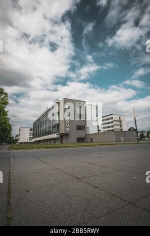 Le bâtiment emblématique de l'école d'art Bauhaus conçu par l'architecte Walter Gropius en 1925 est un chef-d'œuvre classé de l'architecture moderne, Dessau, Allemagne Banque D'Images