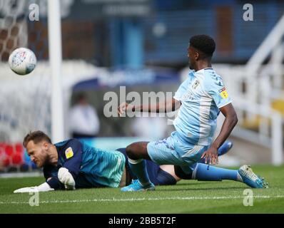 Le Jordy Hiwula de Coventry City a obtenu des scores mais son objectif est exclu pour les autres Banque D'Images