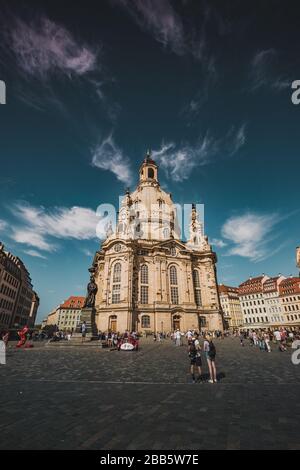 Vue sur l'église Frauenkirche sur la place principale de la ville, à Dresde, en Allemagne. Banque D'Images