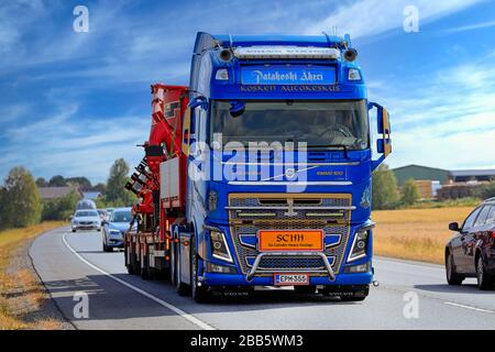 Blue Volvo FH Viking de Patakoski Akeri transporte des machines agricoles dans le trafic routier par temps ensoleillé. Luopajarvi, Finlande. 8 août 2019. Banque D'Images