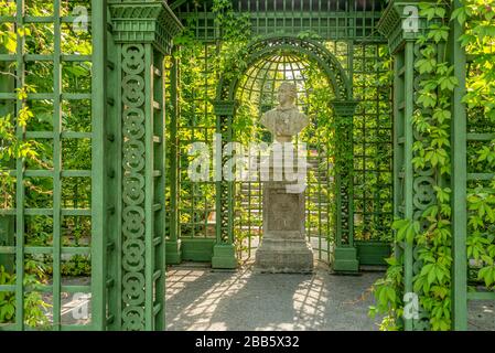 Buste du roi Ludwig II, parterre orientale dans le parc du palais de Linderhof, Ettal, Bavière, Allemagne Banque D'Images