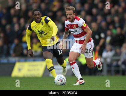 Le Shandon Baptiste d'Oxford United (à gauche) et le combat de James Coppinger de Doncaster Rovers pour le ballon Banque D'Images