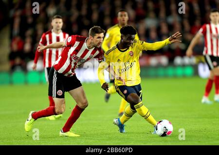 Chris Basham de Sheffield United (à gauche) et Bukayo Saka (à droite) d'Arsenal en action Banque D'Images