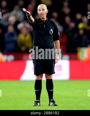 Arbitre Mike Dean en action Banque D'Images