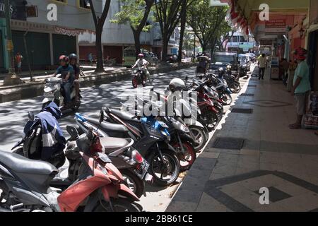 dh Asian Motor bike City Street AMBON MALUKU INDONESIA rangée de transports en stationnement asian Motorcycles motos citytrottinettes South East asia Motorbike Banque D'Images