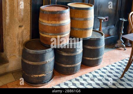 Fûts de chêne pour le stockage du vin, de la liqueur et de la bière. Vieux tonneau en bois avec des arceaux rouillés dans un pub, décoration de bar Banque D'Images