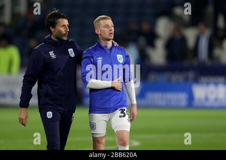 HudDERSFIELD Town Manager Danny Cowley (à gauche) avec le joueur Lewis O'Brien avant le lancement Banque D'Images