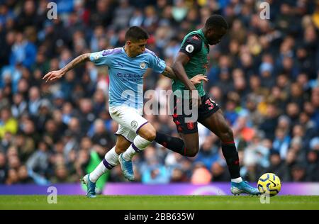 Joao Cancelo de Manchester City (à gauche) et Keinan Davis d'Aston Villa (à droite) bataille pour le ballon Banque D'Images