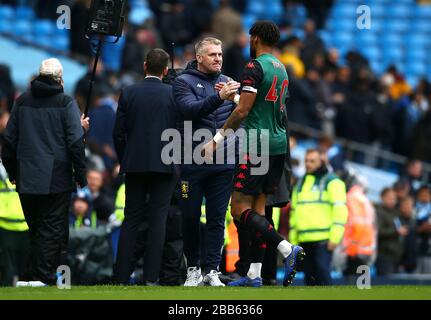 Aston Villa Manager Dean Smith (à gauche) et Tyrone Mings (à droite) après le coup de sifflet final Banque D'Images