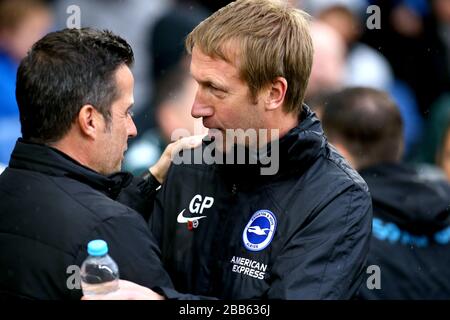 Brighton et Hove Albion Manager Graham Potter (à droite) et le responsable d'Everton Marco Silva se saluent avant le début du match Banque D'Images