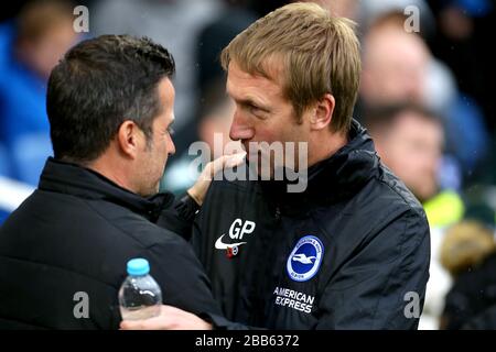 Brighton et Hove Albion Manager Graham Potter (à droite) et le responsable d'Everton Marco Silva se saluent avant le début du match Banque D'Images