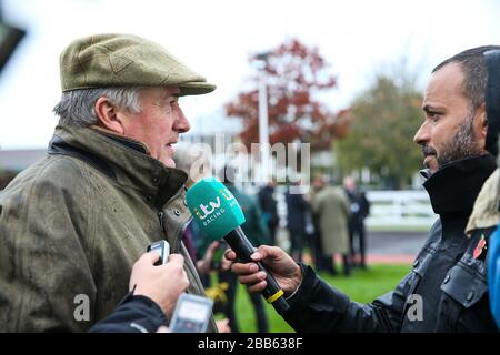 Le commentateur de l'ITV Racing Rishi Persad interroge le formateur Paul Nicholls au cours du deuxième jour de la rencontre Showcase à l'hippodrome de Cheltenham Banque D'Images