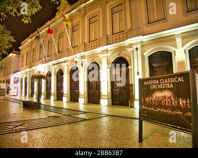 Vue nocturne du théâtre Baltazar Dias sur l'Avenida Arriaga dans le centre de Funchal, Madère - le théâtre fait la promotion d'événements culturels sur l'île Banque D'Images