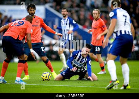 Aaron Connolly (centre) de Brighton et Hove Albion est fouillé par Andre Gomes d'Everton Banque D'Images