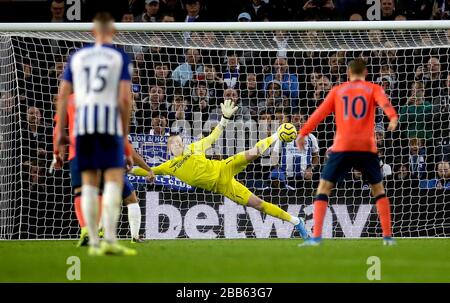 Le gardien de but d'Everton Jordan Pickford ne parvient pas à faire des économies car Brighton et le Neal Maupay de Hove Albion (non visible) lui ont donné le deuxième but du jeu Banque D'Images