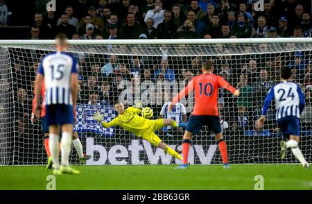 Le gardien de but d'Everton Jordan Pickford ne parvient pas à faire des économies car Brighton et le Neal Maupay de Hove Albion (non visible) lui ont donné le deuxième but du jeu Banque D'Images