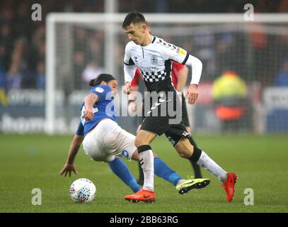 George Boyd (à gauche) et Zain Westbrooke, de Peterborough United, combattent le ballon Banque D'Images