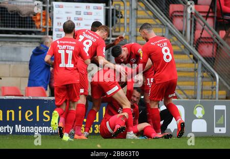 Josh Wright (au centre) de Leyton Orient célèbre son premier but du jeu avec ses coéquipiers Banque D'Images