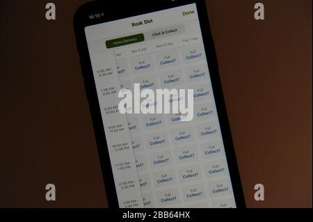 Les créneaux de livraison sont tous considérés comme complets sur le site Internet du supermarché Asda pendant le verrouillage de COVID-19 à Londres, en Angleterre Banque D'Images