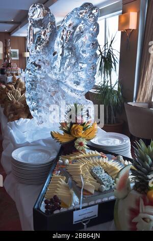 dh bateau de croisière sculpture sur glace MS BOUDICA FRED OLSEN Table d'exposition de fromage exposée pour les navires alimentaires buffet sculpté Banque D'Images