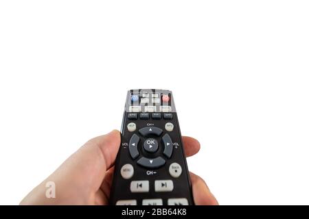 Personne pointant une télécommande de téléviseur et appuyant sur le bouton d'alimentation isolé sur fond blanc Banque D'Images