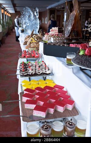 dh croisière bateau nourriture MS BOUDICA FRED OLSEN Sweet puddings table affichée pour le buffet Banque D'Images