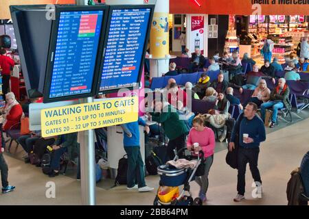 Écrans d'informations sur les vols et voyageurs dans le salon de départ de l'aéroport de Manchester au Royaume-Uni Banque D'Images