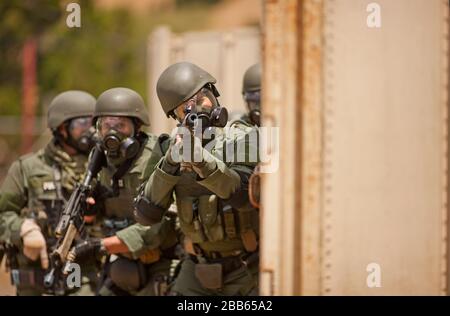 Groupe d'agents de police sur le point d'entrer dans un bâtiment au cours d'un exercice à un centre de formation. Banque D'Images