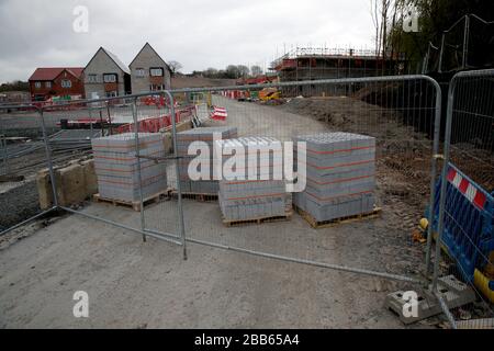 Un développement immobilier Taylor Wdespey à Telford où les travaux de construction ont cessé alors que le Royaume-Uni continue de se verrouiller pour aider à freiner la propagation du coronavirus. Banque D'Images