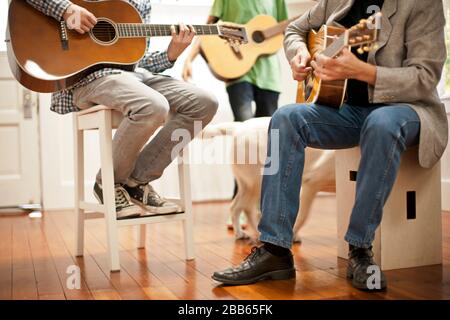 Amis jouant des instruments de musique ensemble. Banque D'Images