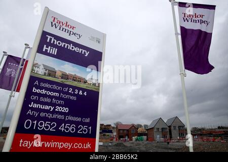 Un développement immobilier Taylor Wdespey à Telford où les travaux de construction ont cessé alors que le Royaume-Uni continue de se verrouiller pour aider à freiner la propagation du coronavirus. Banque D'Images