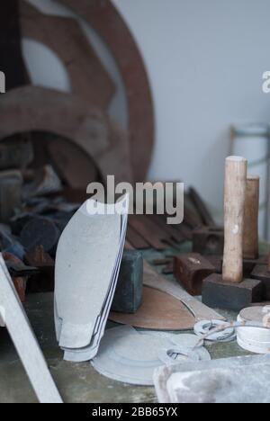 Atelier de studio Outils et travaux au Musée Barbara Hepworth et jardin de sculptures, colline Barmidi, Saint Ives TR 26 1 AD Banque D'Images