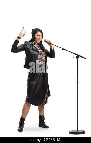 Portrait complet d'une femme chantant et gestant rock et roll signe isolé sur fond blanc Banque D'Images