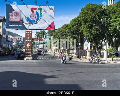 dh Maluku intersection indonésienne AMBON MALUKU INDONESIA moto City cross routes conducteur de circulation sur moto route asie crossroad équitation scooter Banque D'Images