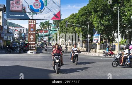 dh intersection indonésienne Asie AMBON MALUKU INDONÉSIE moto ville cross routes circulation rue personnes vélo transport asie moto scooter Banque D'Images