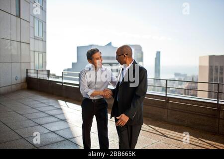 College sur balcon. Banque D'Images