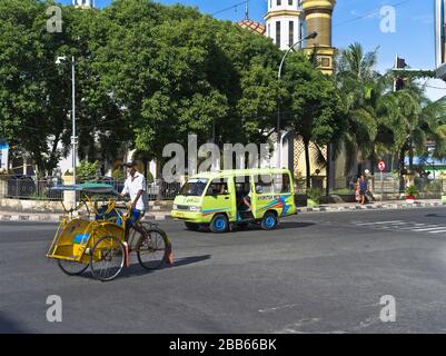 dh becak trishaw minibus AMBON MALUKU INDONÉSIE personnes locales transport ville rue rickshaw indonésien pedilab asie stree streetscene streetlife Banque D'Images