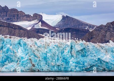 Glacier de Kongsbreen en automne / automne, calant dans Kongsfjorden, Svalbard / Spitsbergen, Norvège Banque D'Images