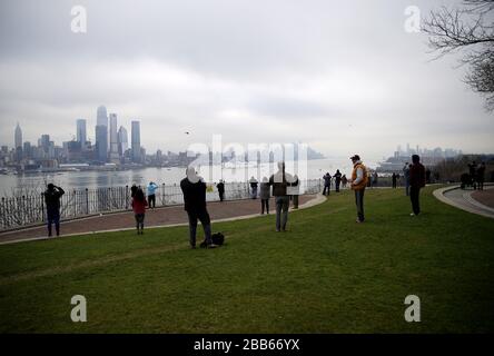 New York, États-Unis. 30 mars 2020. Le navire de la marine Confort USNS se déplace sur l'Hudson River et la ligne Skyline de Manhattan en route pour se connecter à l'embarcadère 90 de New York le lundi 30 mars 2020. L'hôpital flottant sous la forme d'un navire de la Marine arrivera lundi à New York pour soulager la pression sur les hôpitaux déjà submergés par les patients coronavirus. L'USNS Comfort est prêt à s'amarrer vers 10 h et à prendre en charge les patients dans les 24 heures. Photo de John Angelillo/UPI crédit: UPI/Alay Live News Banque D'Images