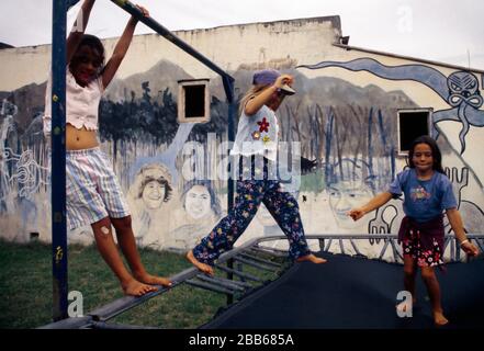 Les enfants maoris du Cap-est de Nouvelle-Zélande qui jouent au saut sur le trampoline Banque D'Images