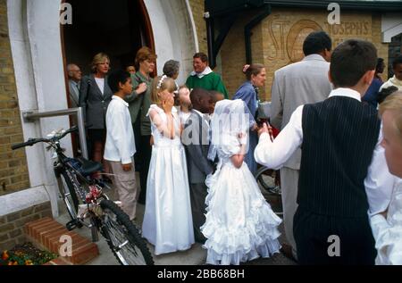 Église Saint-Joseph enfants et prêtre à l'extérieur de l'église Roehampton Banque D'Images