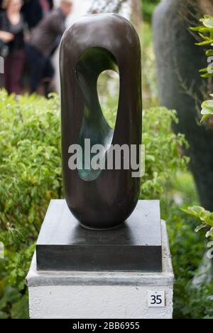 Makutu 1969 Cast 1970 Sculpture en bronze au Barbara Hepworth Museum & Sculpture Garden, Barmidi Hill, Saint Ives Banque D'Images