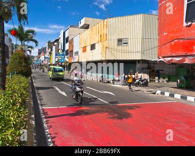 dh trafic de la ville indonésienne AMBON MALUKU INDONESIA Street bâtiments route moto sur scooter Banque D'Images