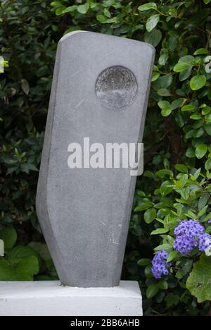 Forme poisée 1951-52 retravaillée 1957 marbre de Purbeck sur base de béton au Musée Barbara Hepworth et jardin de sculptures, colline de Barmidi, Saint Ives TR26 1AD Banque D'Images